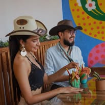 Clientes disfrutando bebidas en La Macaria