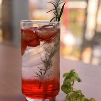 Bebida roja con hielo